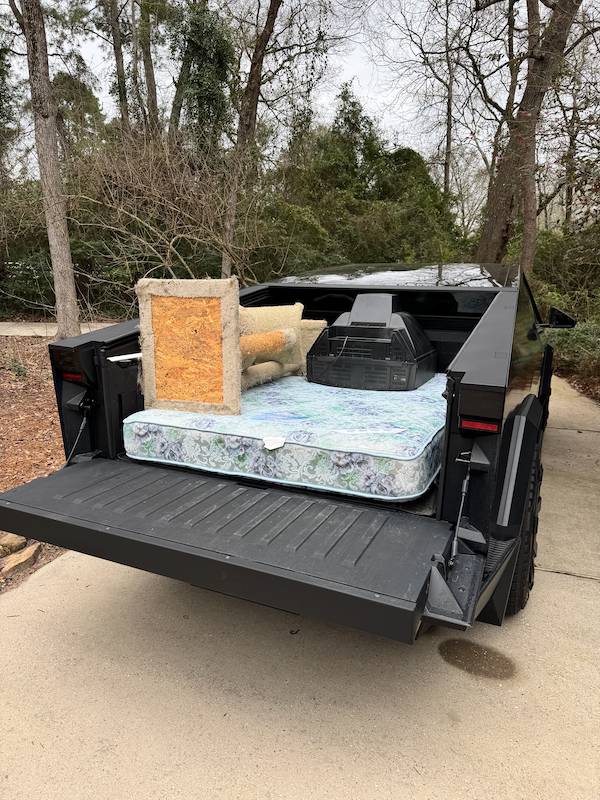 Tesla Cybertruck 🦾 Cybertruck doing truck stuff!  Post your photos! IMG_0093
