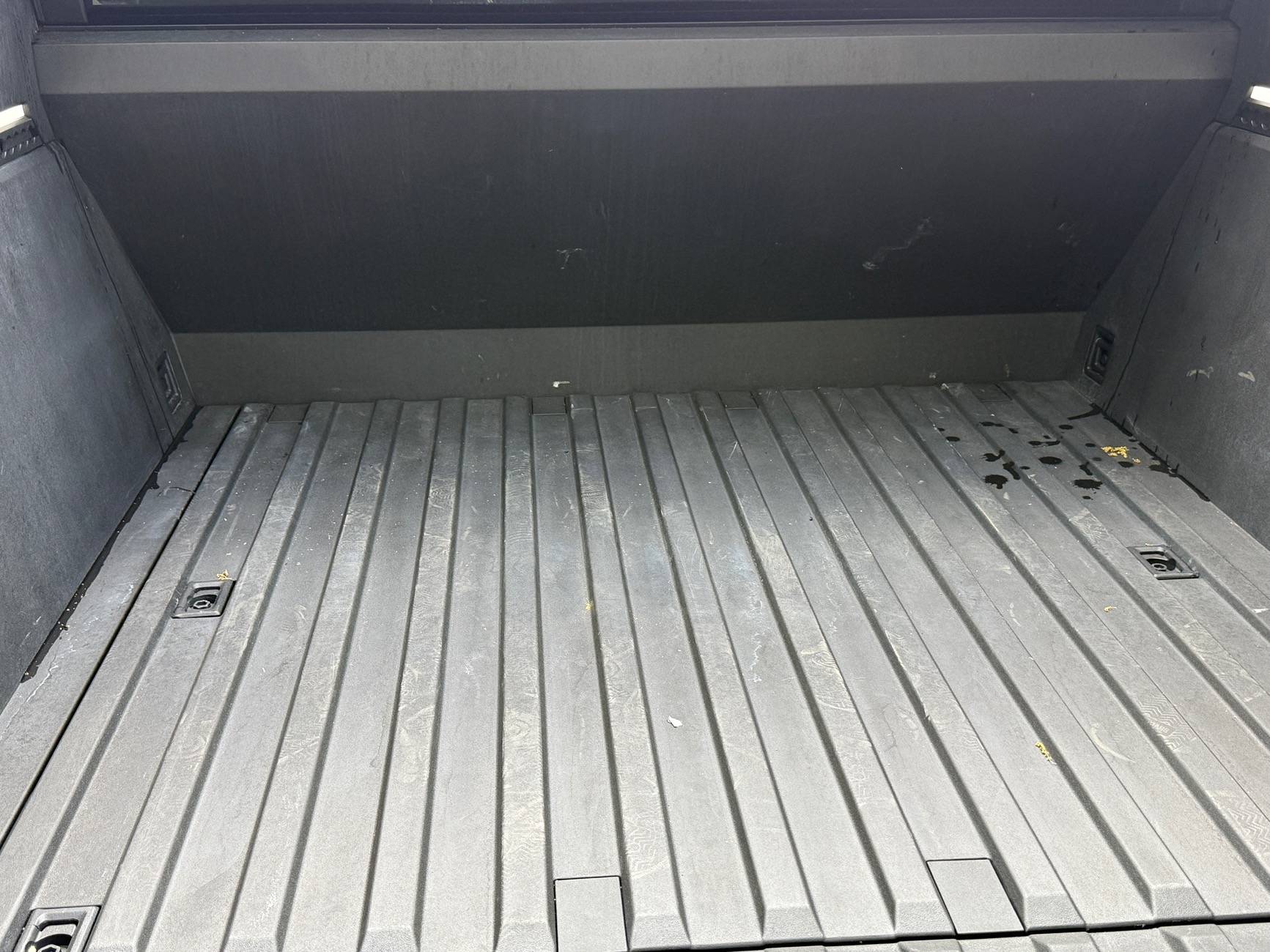 Tesla Cybertruck Remove crossbars for tonneau service ? IMG_0503