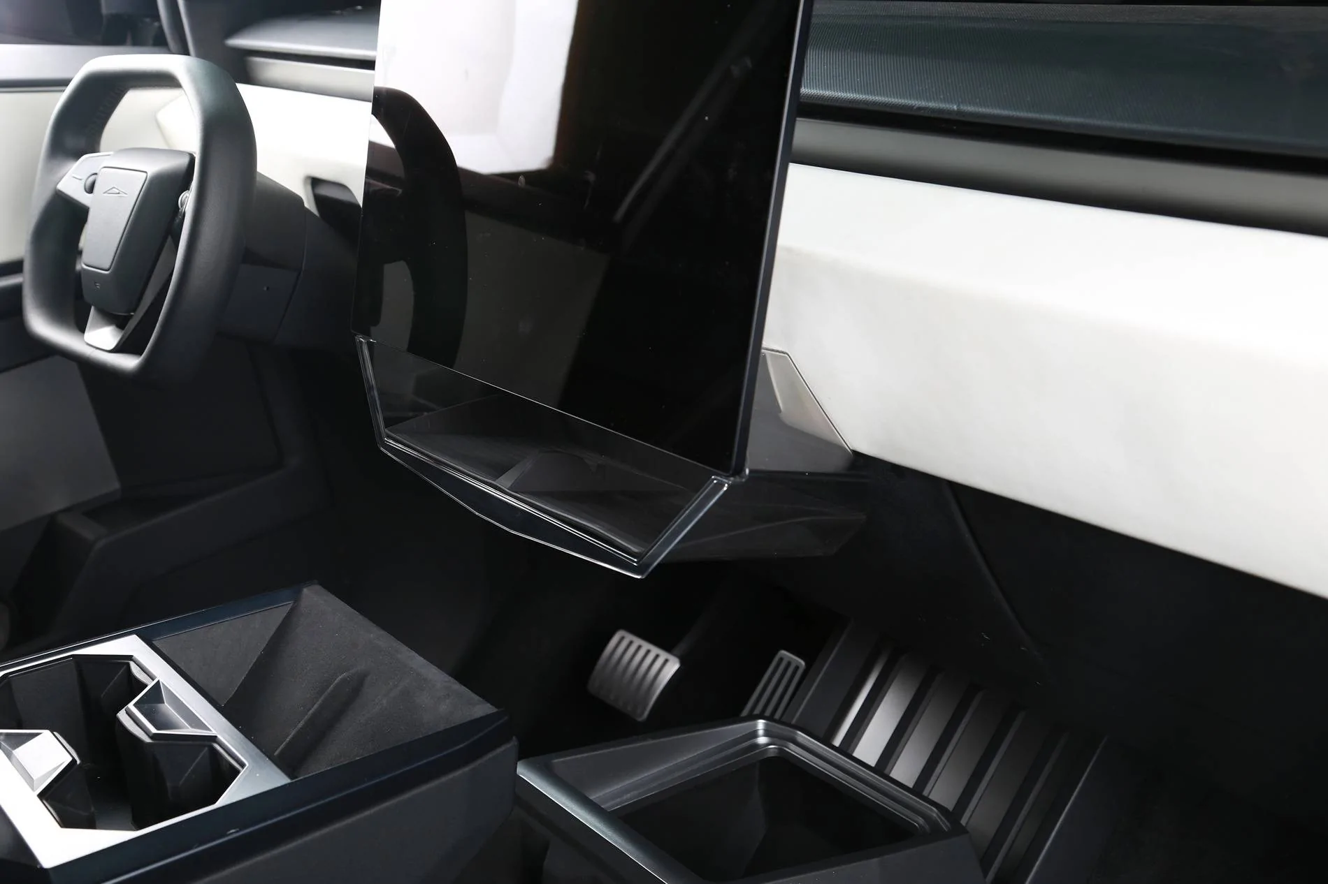 Tesla Cybertruck 【Cybertruck under-screen storage box by INAGOTAR!】 IMG_1999