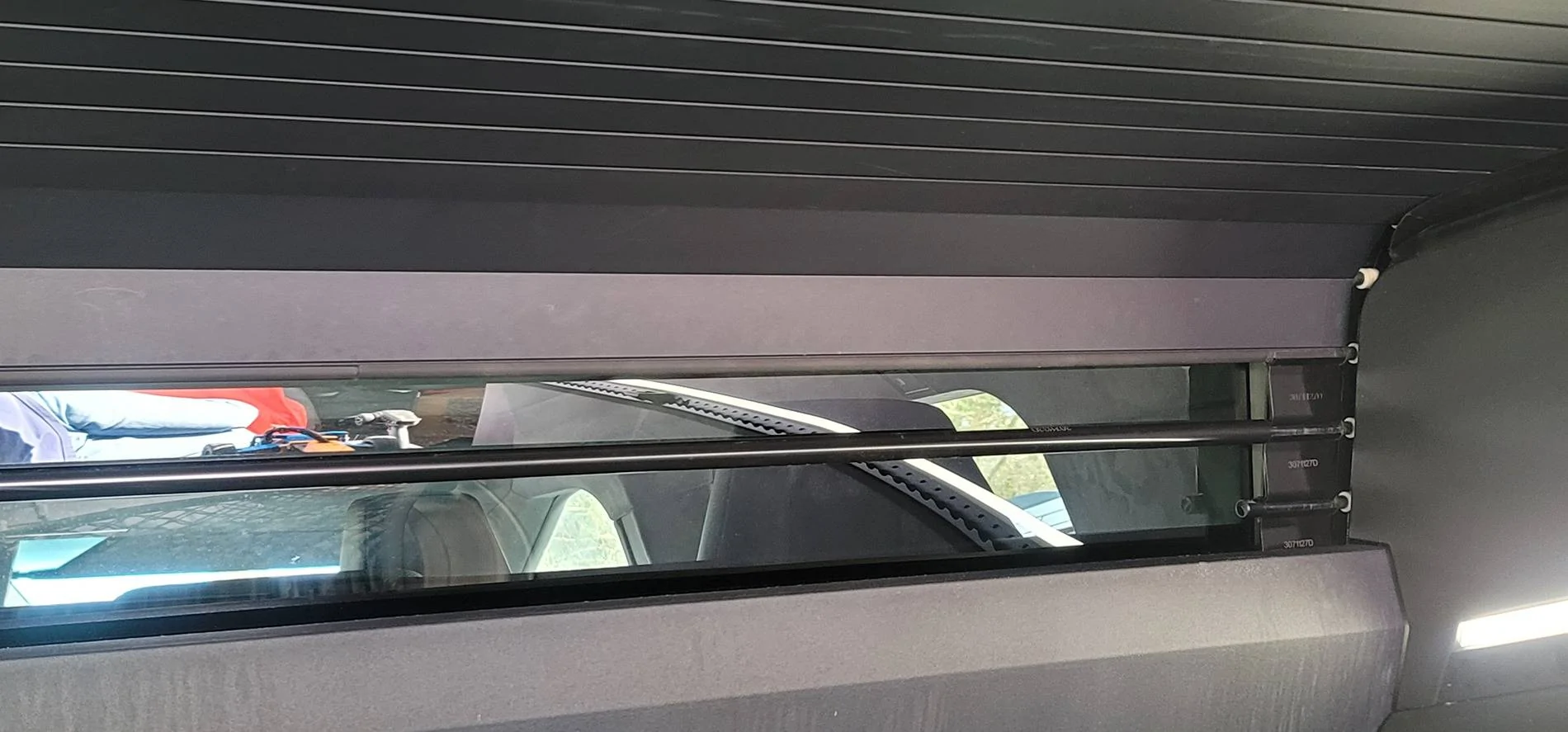 Tesla Cybertruck Remove crossbars for tonneau service ? 20250222_114958