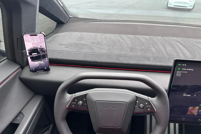 Tesla Cybertruck The best phone mount that charges as well? 1742326998363-u