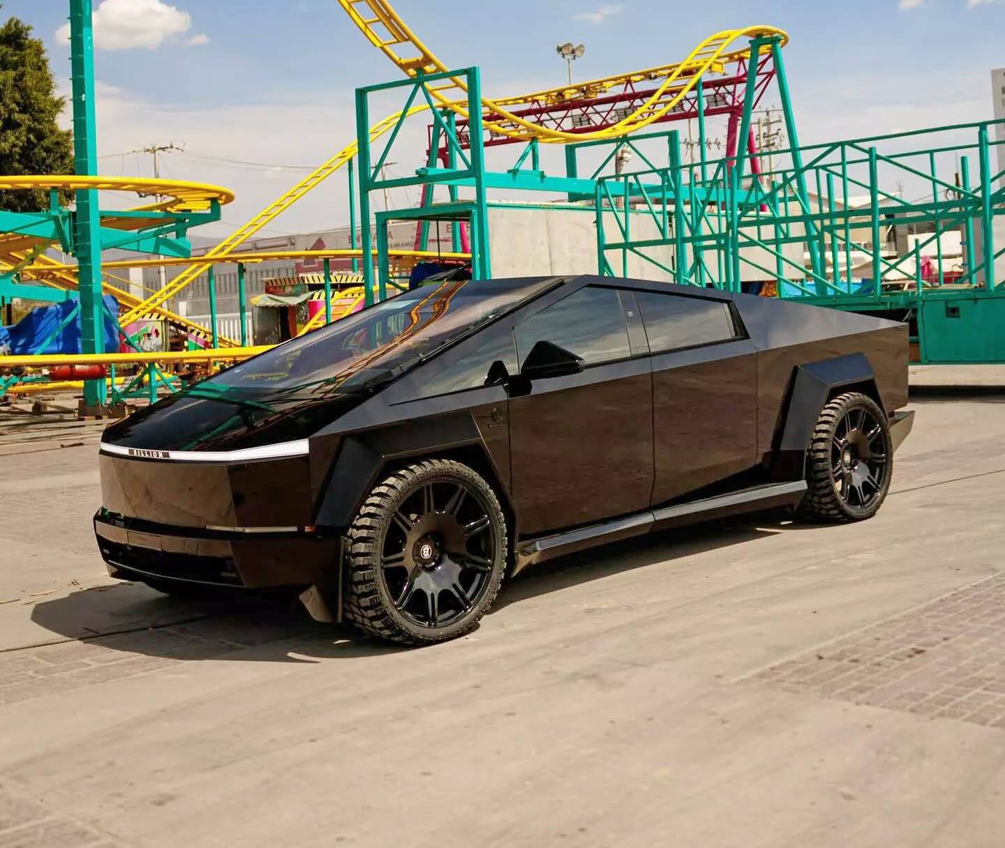 Tesla Cybertruck Widebody Cybertruck on 26" Wheels Tesla-Cybertruck-Widebody-10