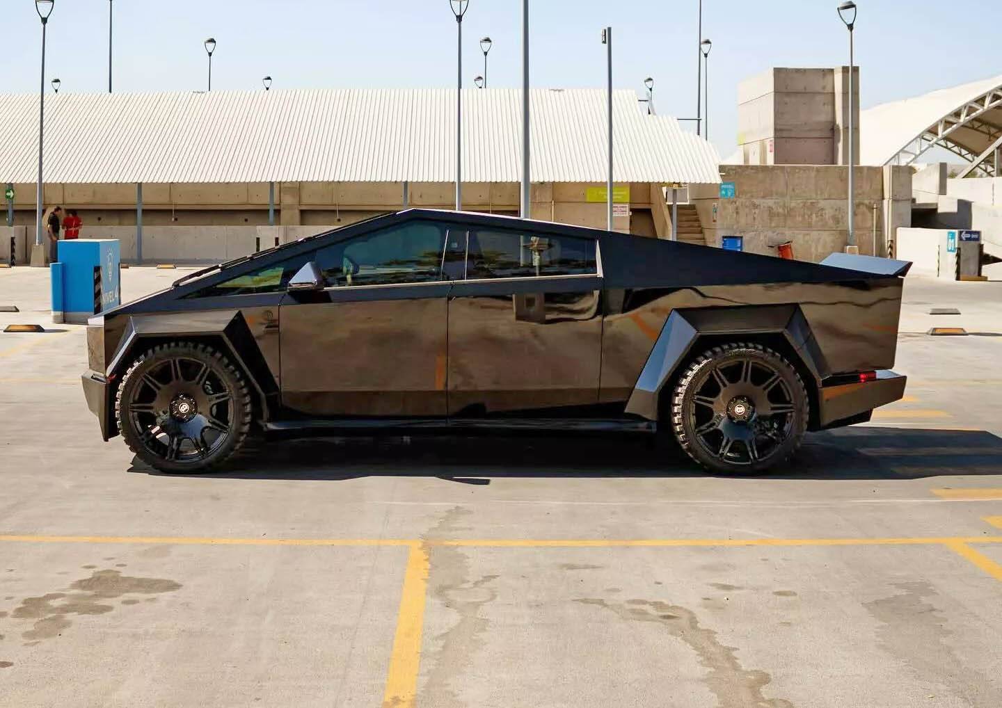 Tesla Cybertruck Widebody Cybertruck on 26" Wheels Tesla-Cybertruck-Widebody-18