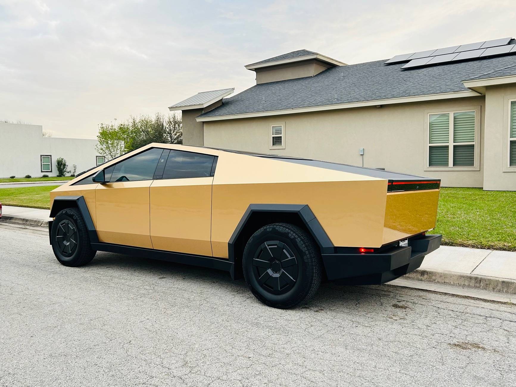 Tesla Cybertruck GOLD Vinyl Wrap & PPF Cybertruck -- Photos & Videos Unknown-1