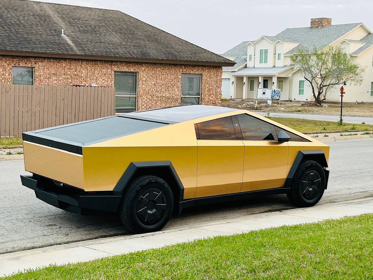 Tesla Cybertruck GOLD Vinyl Wrap & PPF Cybertruck -- Photos & Videos Unknown