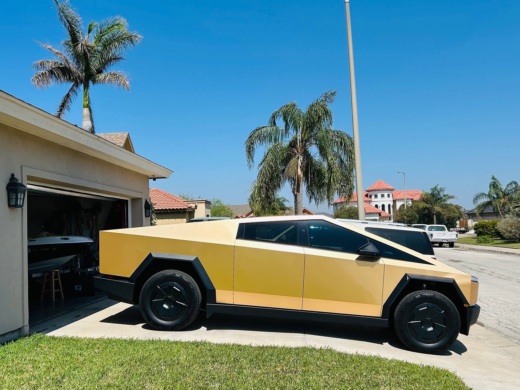 Tesla Cybertruck GOLD Vinyl Wrap & PPF Cybertruck -- Photos & Videos image0