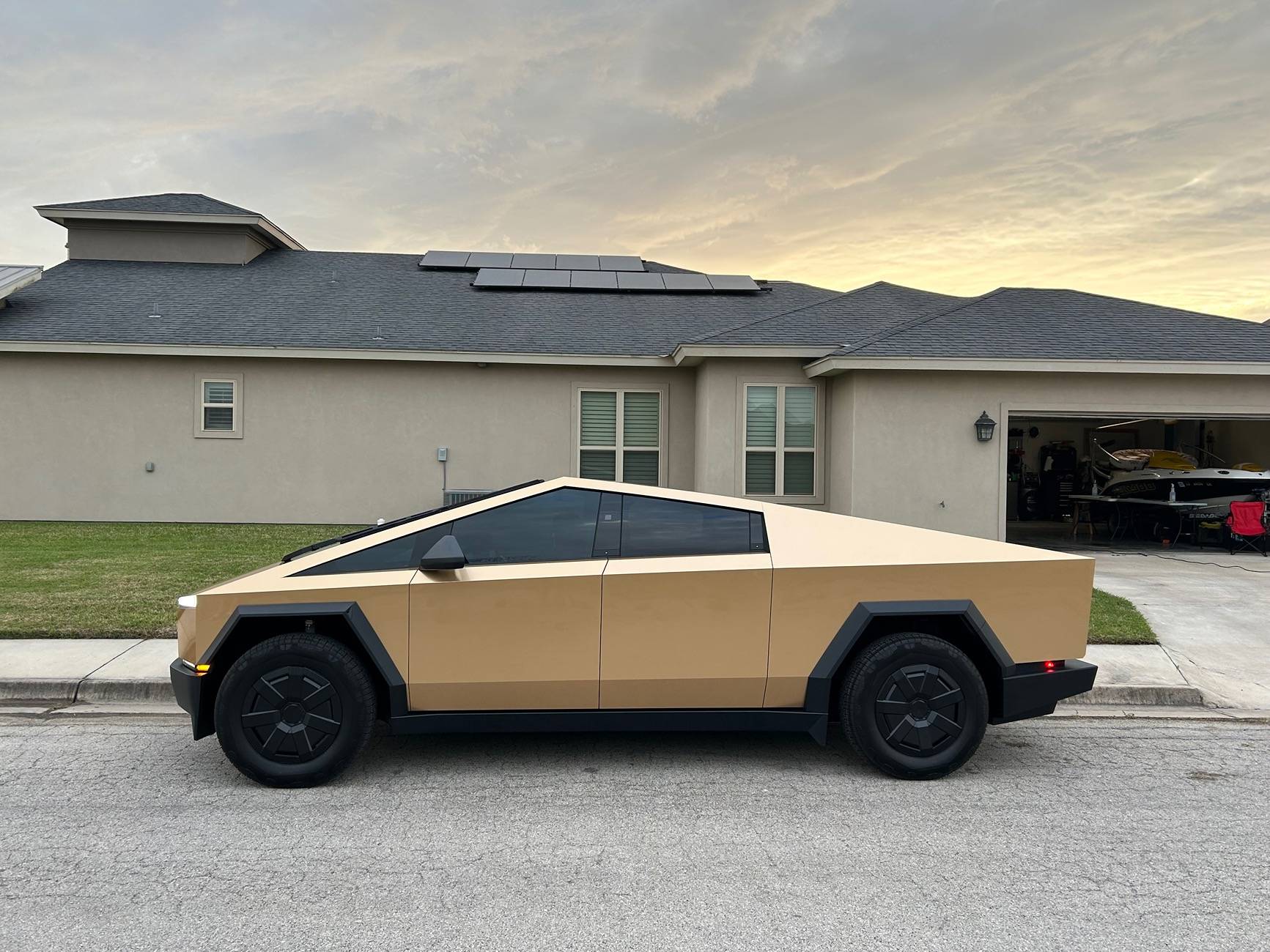 Tesla Cybertruck GOLD Vinyl Wrap & PPF Cybertruck -- Photos & Videos image3
