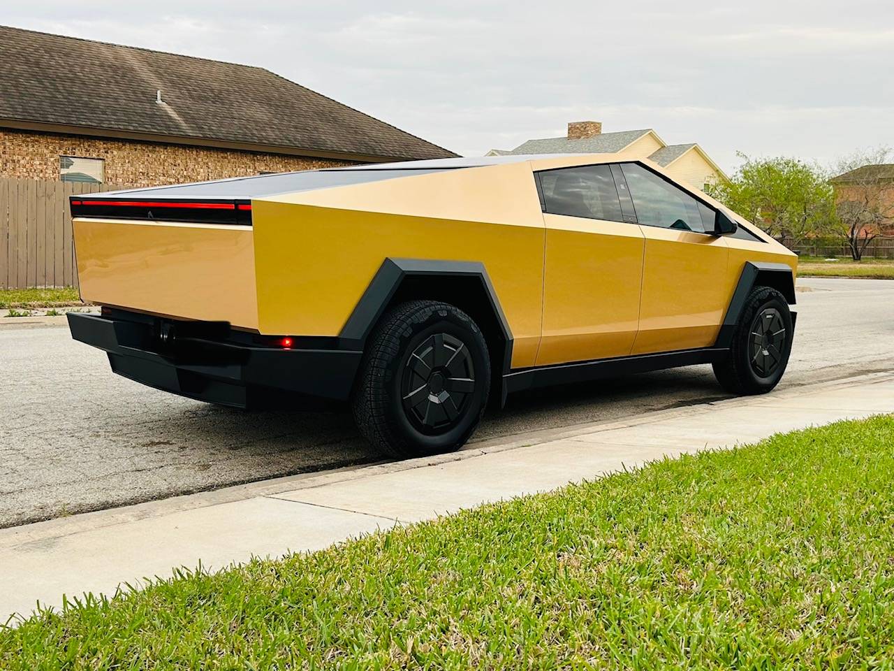 Tesla Cybertruck GOLD Vinyl Wrap & PPF Cybertruck -- Photos & Videos image5