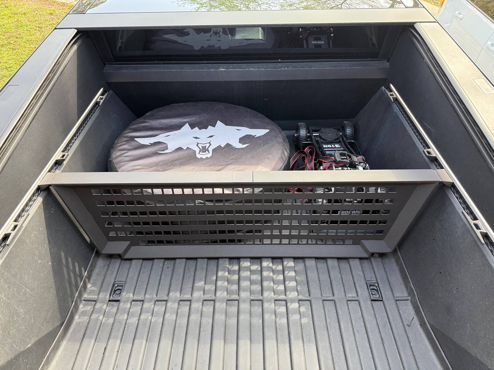 Tesla Cybertruck 🚀 𝐓𝐥𝐲𝐚𝐫𝐝 𝐂𝐲𝐛𝐞𝐫𝐭𝐫𝐮𝐜𝐤 𝐆𝐢𝐯𝐞𝐚𝐰𝐚𝐲: 𝐂𝐨𝐦𝐦𝐞𝐧𝐭 𝐭𝐨 𝐖𝐢𝐧 𝐰𝐡𝐞𝐞𝐥 𝐜𝐚𝐩 𝐚𝐧𝐝 𝐜𝐲𝐛𝐞𝐫𝐭𝐫𝐮𝐜𝐤 𝐜𝐨𝐯𝐞𝐫! 🚀 IMG_1204