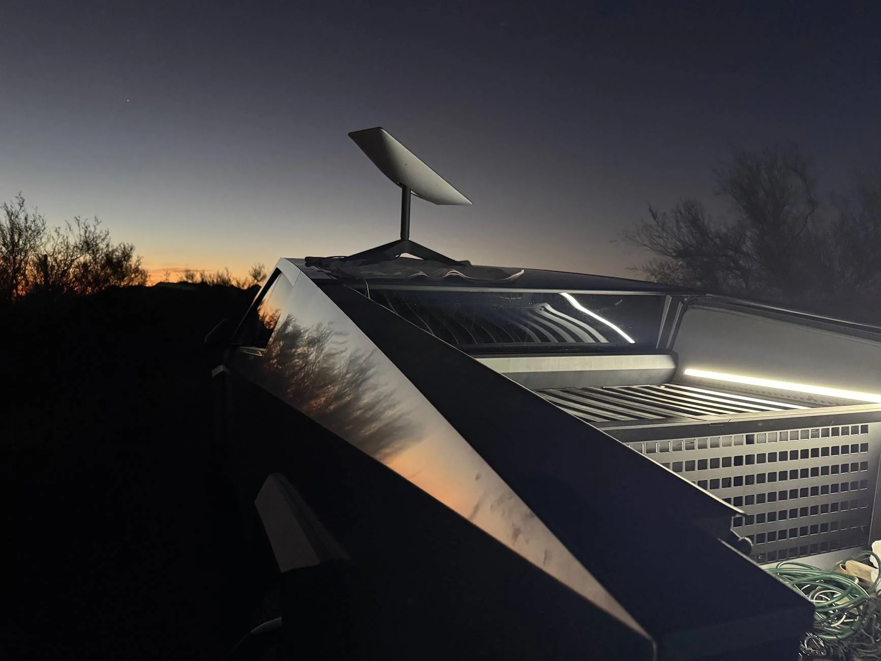 Tesla Cybertruck 🚀 𝐓𝐥𝐲𝐚𝐫𝐝 𝐂𝐲𝐛𝐞𝐫𝐭𝐫𝐮𝐜𝐤 𝐆𝐢𝐯𝐞𝐚𝐰𝐚𝐲: 𝐂𝐨𝐦𝐦𝐞𝐧𝐭 𝐭𝐨 𝐖𝐢𝐧 𝐰𝐡𝐞𝐞𝐥 𝐜𝐚𝐩 𝐚𝐧𝐝 𝐜𝐲𝐛𝐞𝐫𝐭𝐫𝐮𝐜𝐤 𝐜𝐨𝐯𝐞𝐫! 🚀 IMG_0681