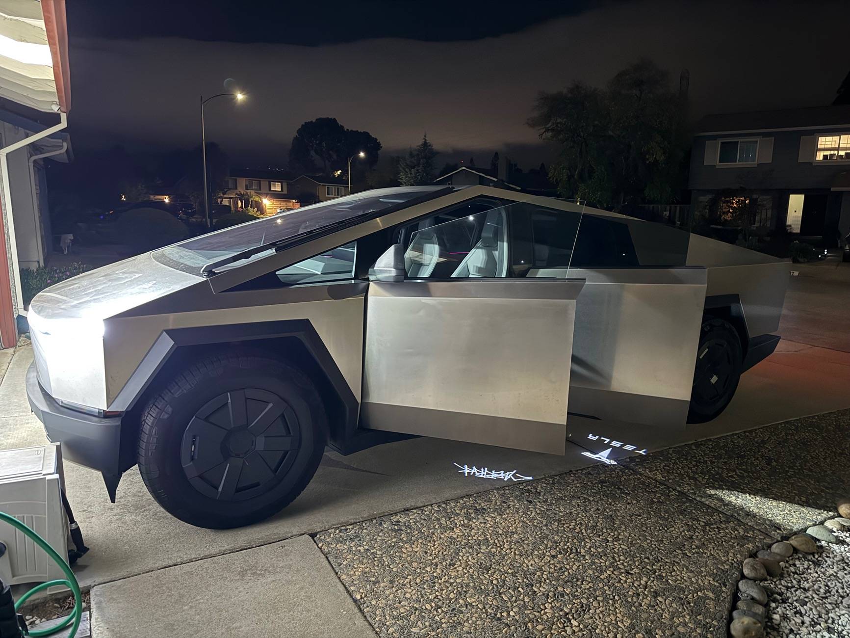 Tesla Cybertruck Daily random Cybertruck photos thread - Post Yours! 📸 🤳 IMG_4255
