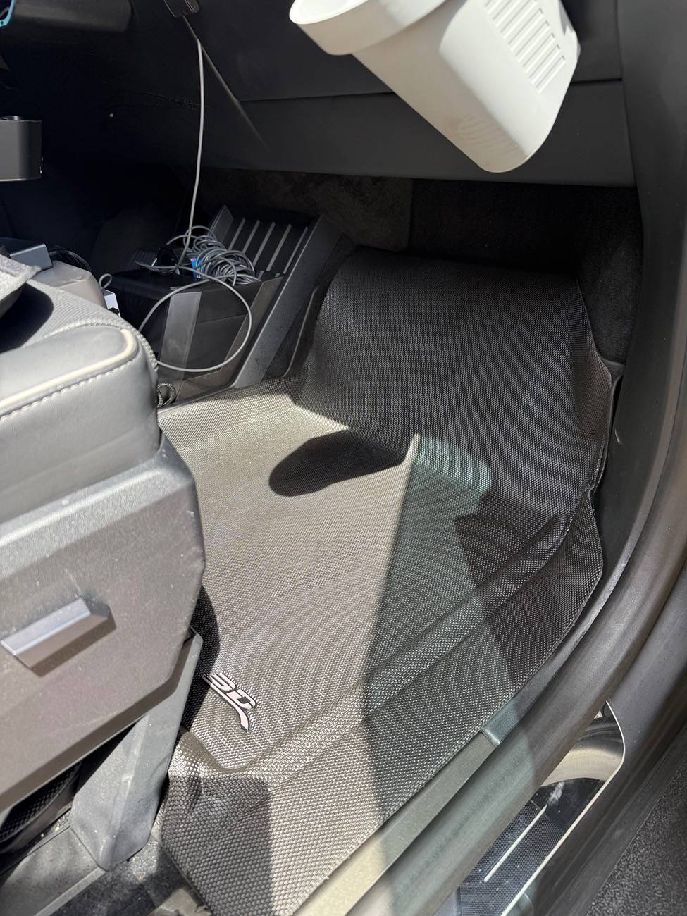 Tesla Cybertruck Interior and Exterior Mats - recommendations? IMG_2084