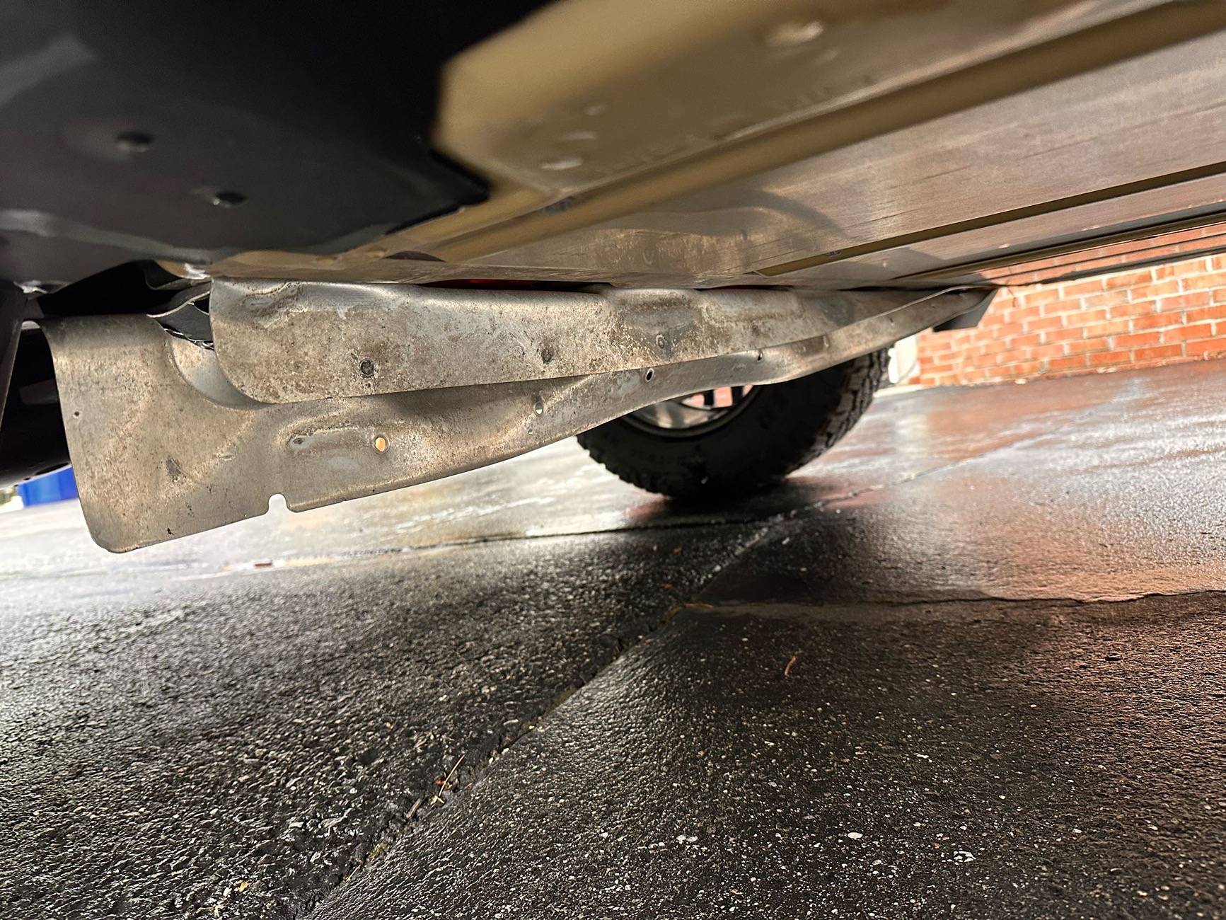 Tesla Cybertruck Metal peeling off the bottom e943056c-c9c9-4491-9496-d8b7fa947884