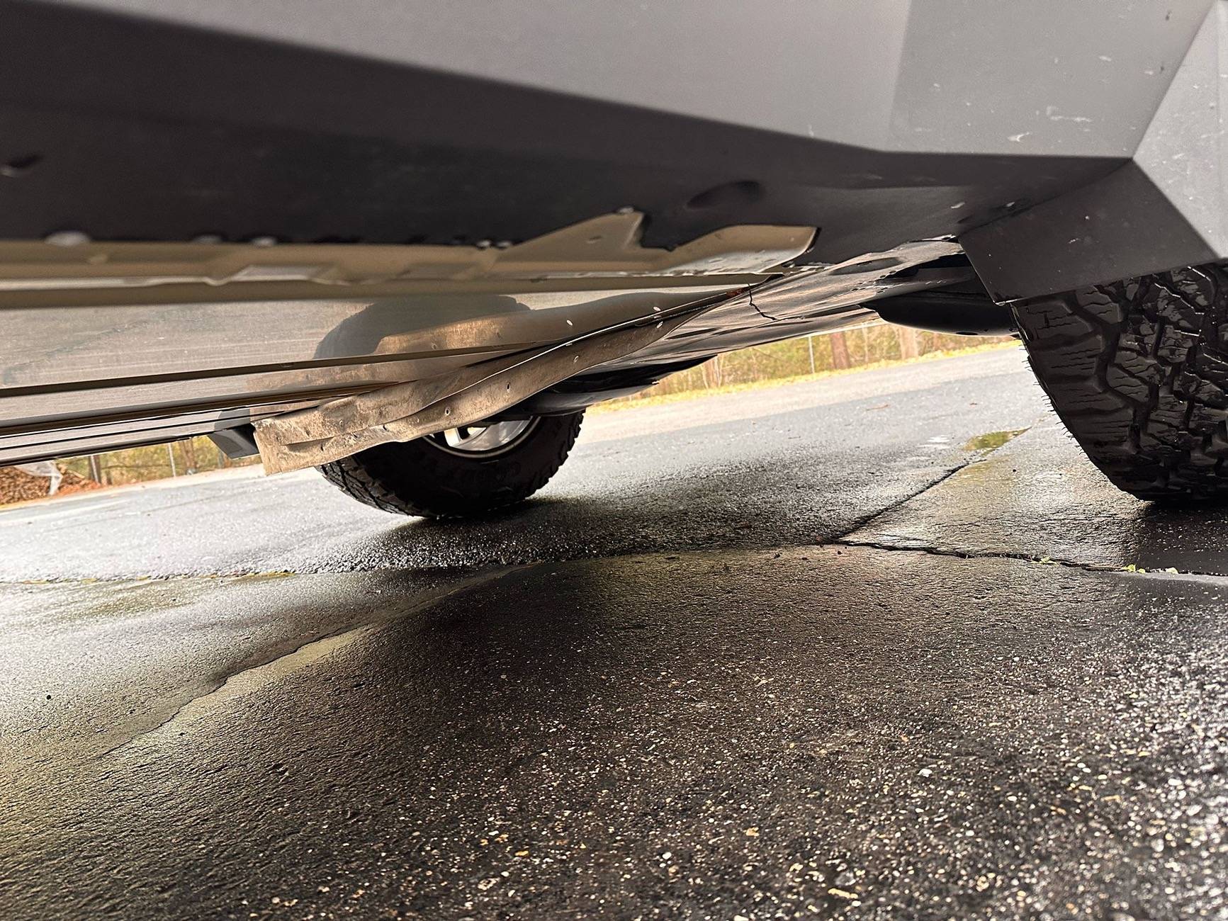Tesla Cybertruck Metal peeling off the bottom 719ad74c-5a2c-4522-8f21-1b2206c5f815