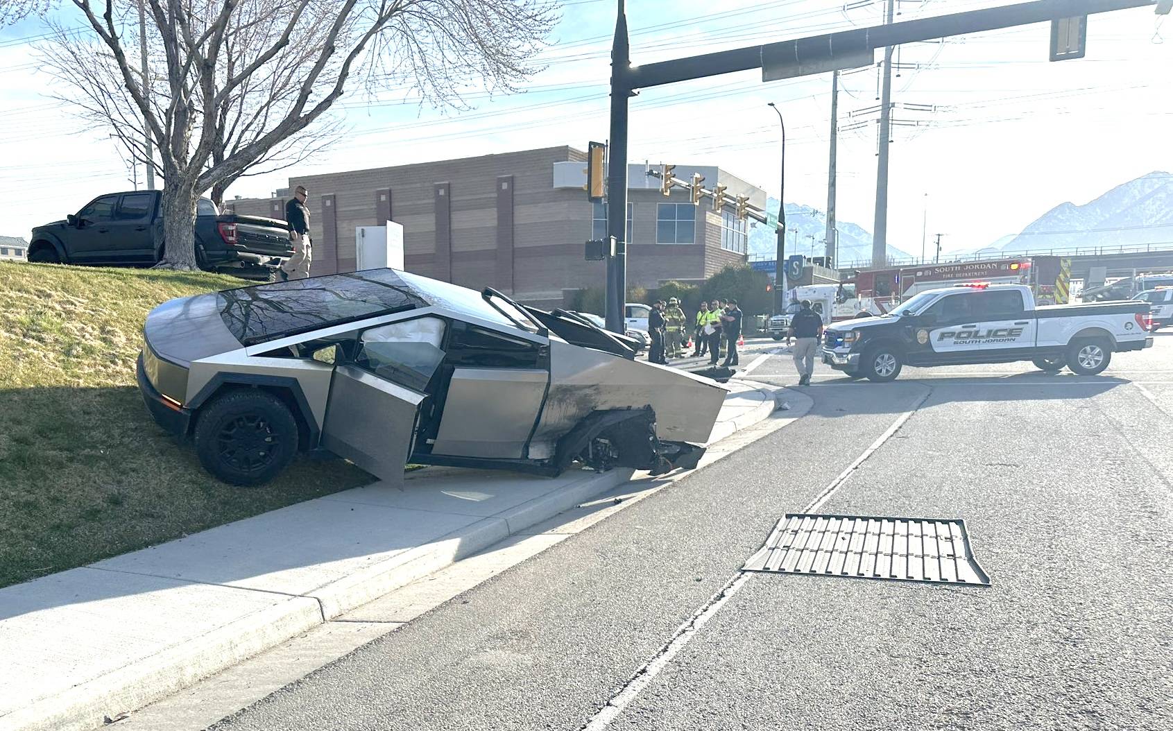 Tesla Cybertruck Cybertruck T-boned by drunk driver going 60mph, but father and daughter saved GnUw8PcbIAAhLFC