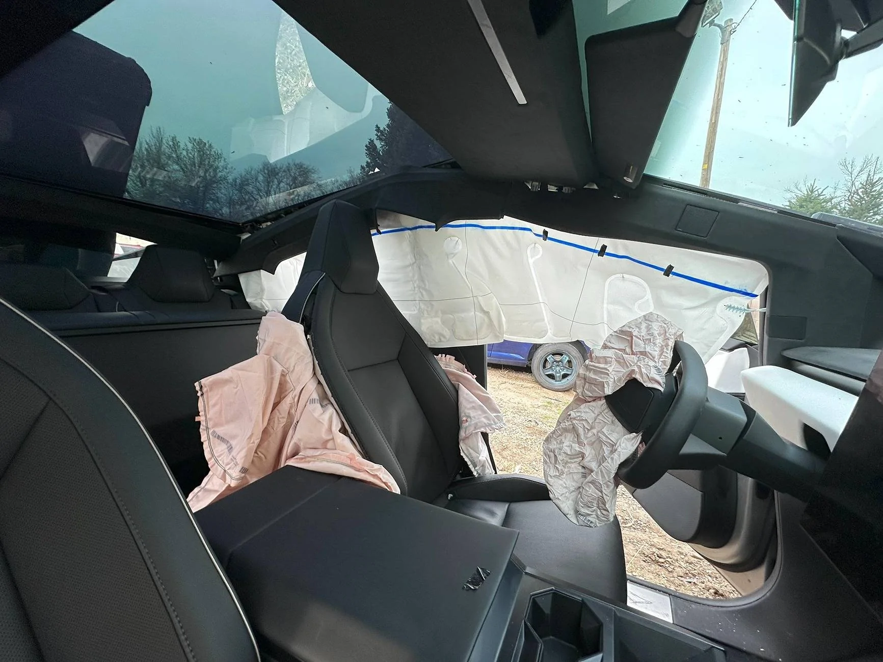 Tesla Cybertruck Cybertruck T-boned by drunk driver going 60mph, but father and daughter saved GnUw8PdbMAApf_R
