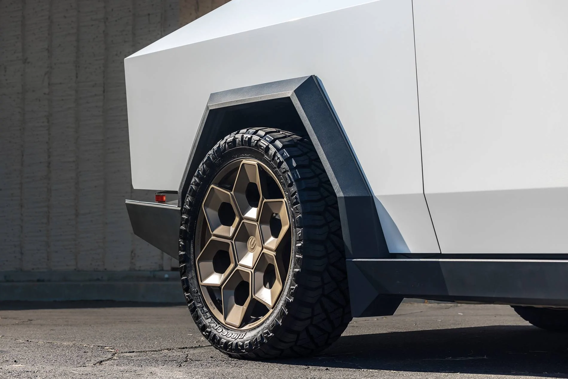 Tesla Cybertruck Unplugged Performance - 24" CYBRHEX Wheels Tesla Cybertruck Bronze CYBRHEX Forged wheels 24 inch Unplugged Performance 3840px Image  (13