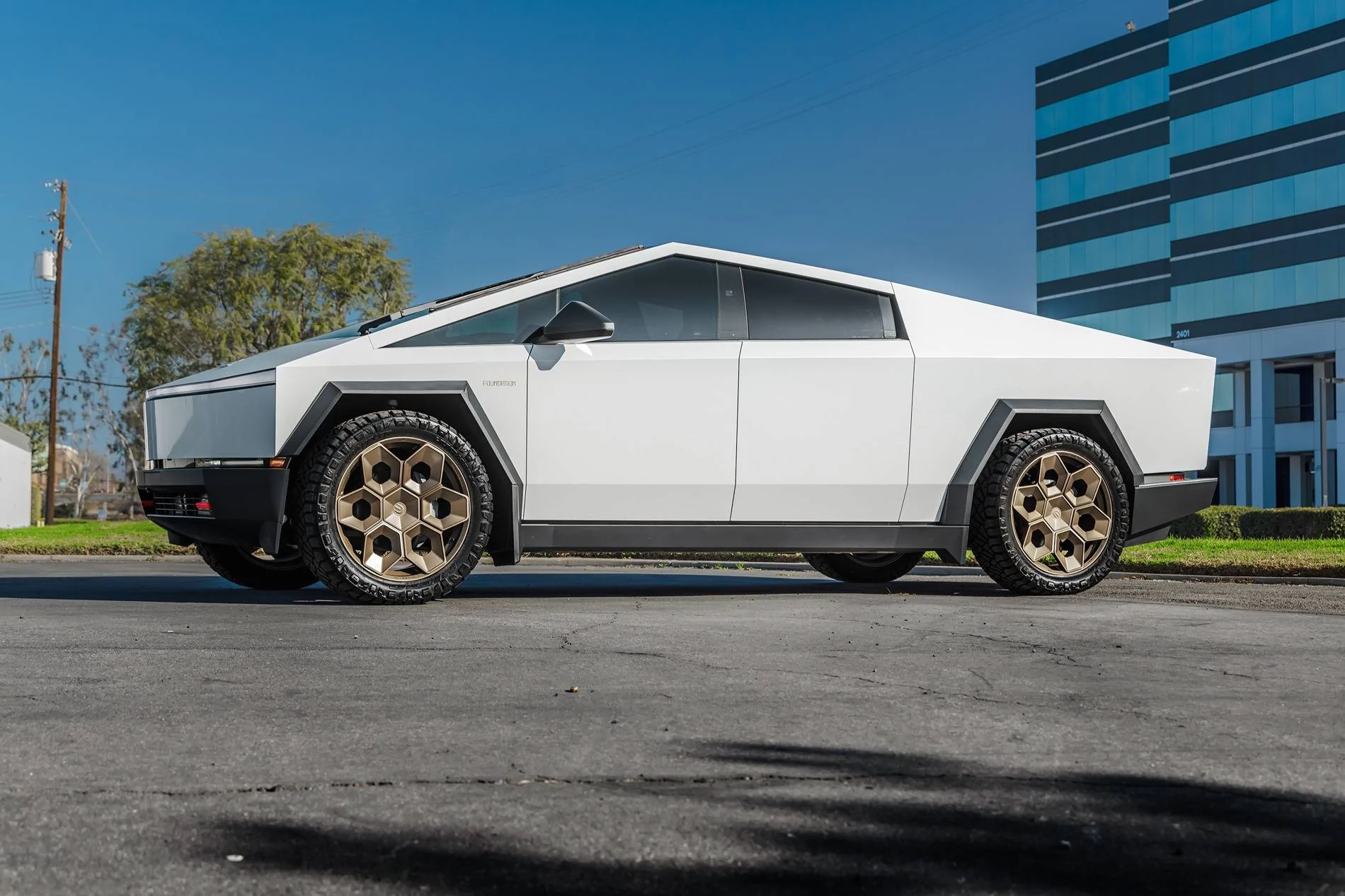 Tesla Cybertruck Unplugged Performance - 24" CYBRHEX Wheels Tesla Cybertruck Bronze CYBRHEX Forged wheels 24 inch Unplugged Performance 3840px Image  (9)