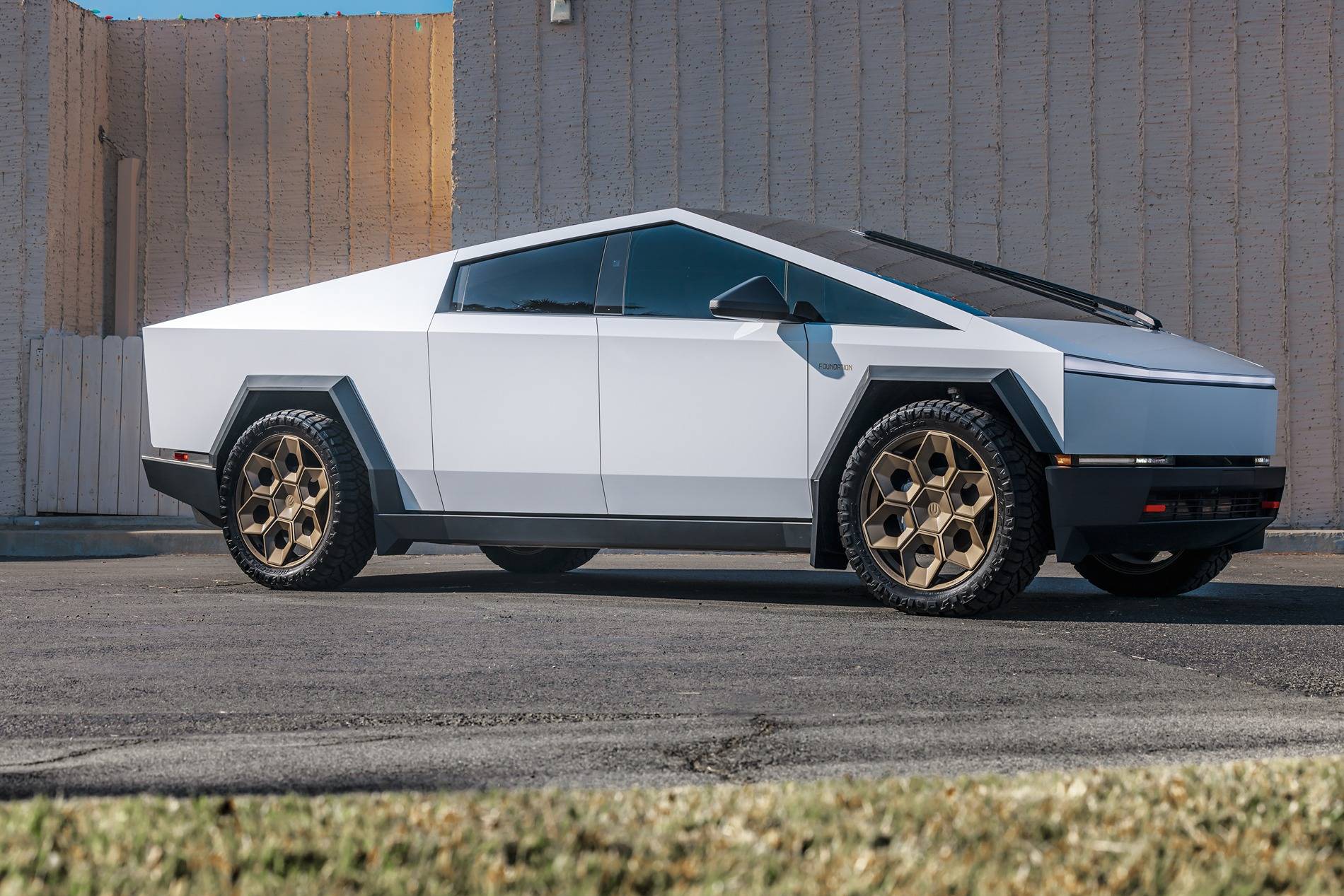Tesla Cybertruck Unplugged Performance - 24" CYBRHEX Wheels Tesla Cybertruck Bronze CYBRHEX Forged wheels 24 inch Unplugged Performance 3840px Image  (15)