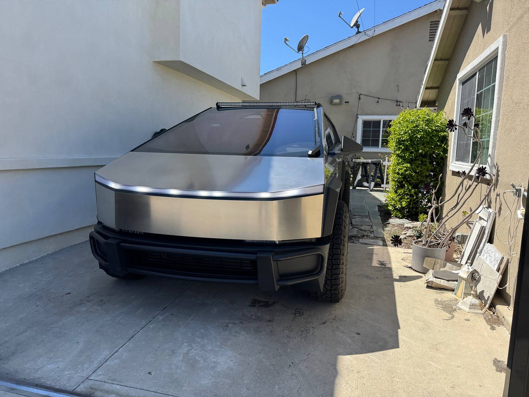 Tesla Cybertruck Martian Wheels 18" Cyber Rover beadlock wheels on Cybertruck IMG_3263