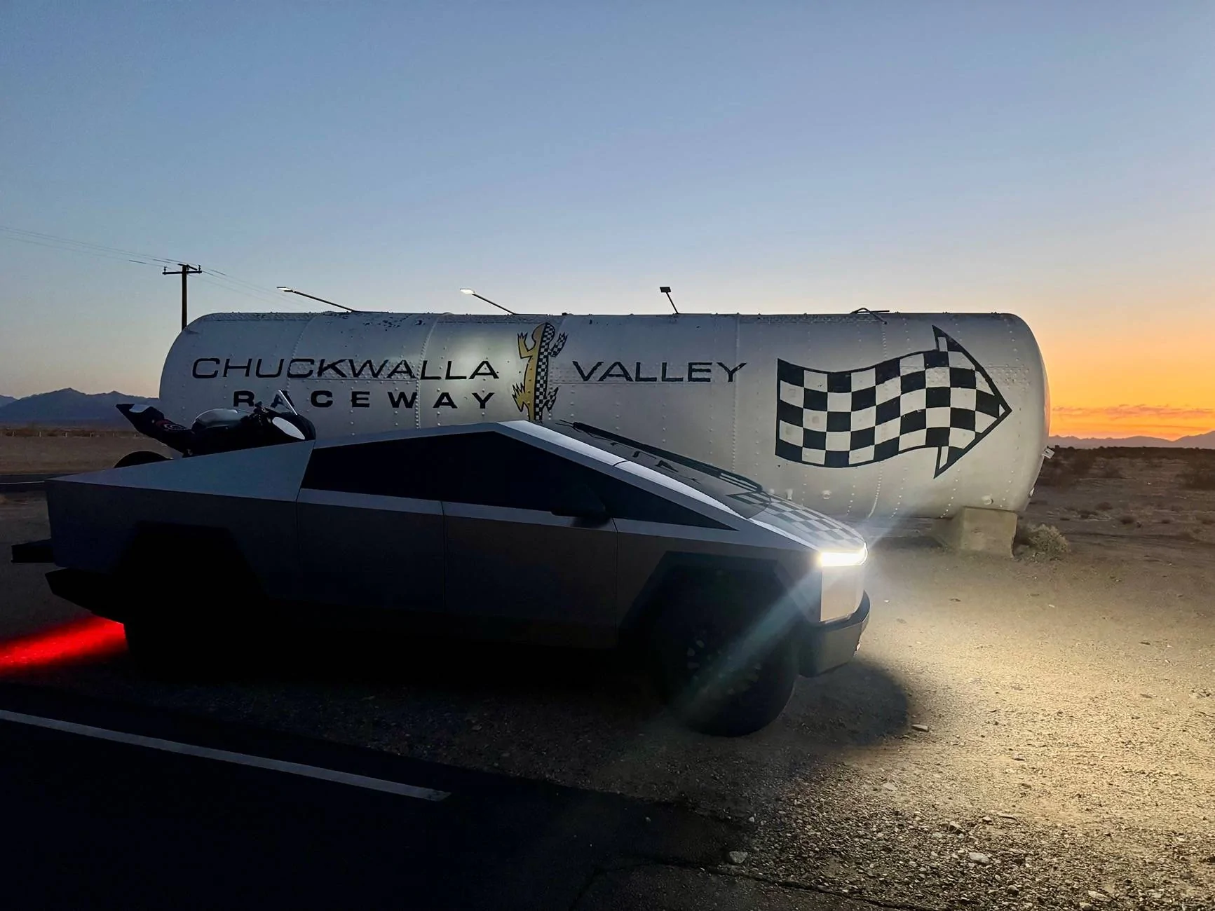 Tesla Cybertruck What Are You Hauling in your Cybertruck? 🦾 👷‍♂️ IMG_2941