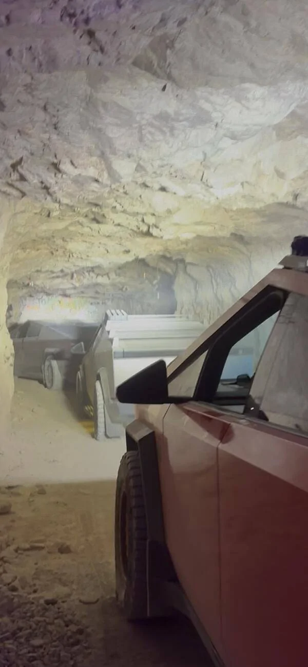 Tesla Cybertruck CT CAVE RAVE 👀👀👀 IMG_5058