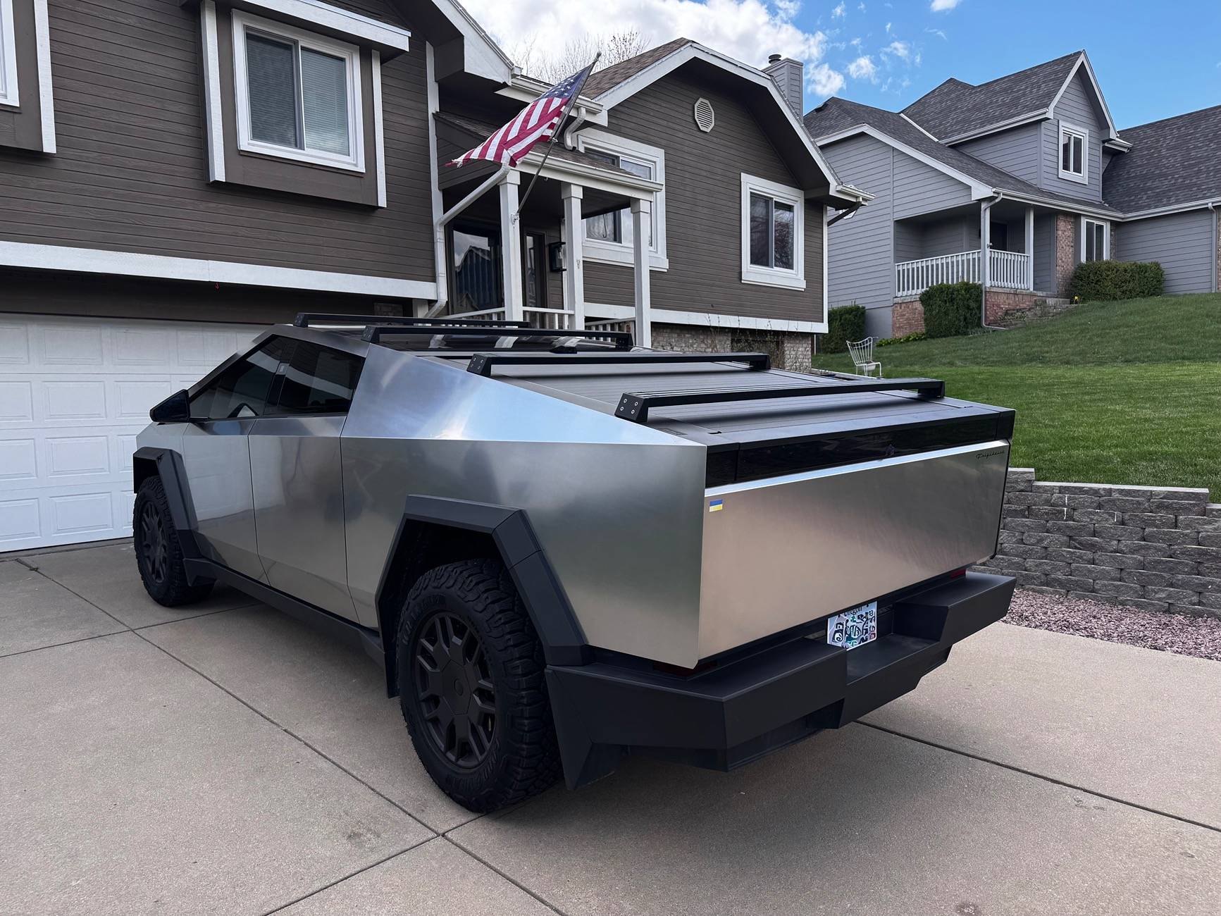 Tesla Cybertruck OEM Crossbars versus MARS Adventure Gear IMG_7024