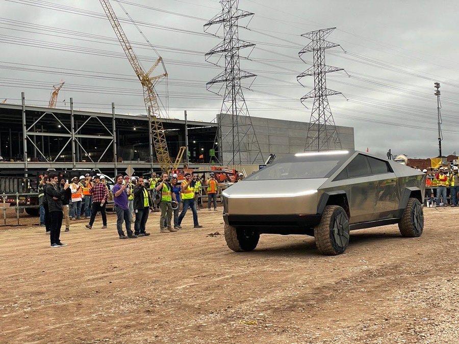 Tesla-Cybertruck-at-Gigafactory.jpg