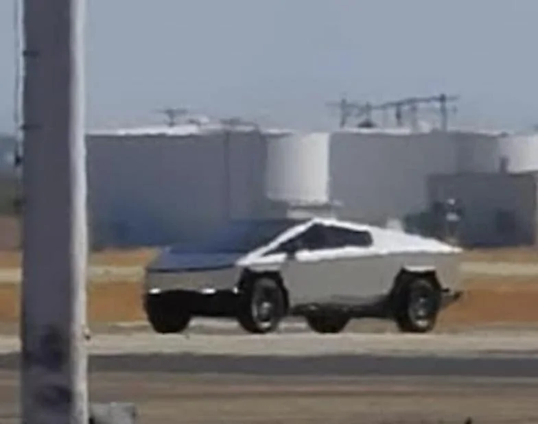 Cybertruck spotted with windshield wipers, side mirrors, wheel aero covers removed, staggered ...jpg