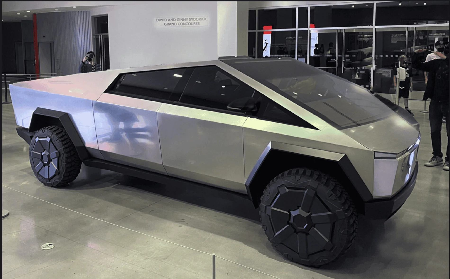 Tesla Cybertruck 📸 Cybertruck spotted with windshield wipers, side mirrors, wheel aero covers removed, staggered wheels/tires! 1634859818891