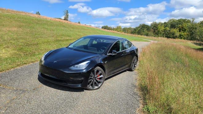 Tesla Cybertruck Hertz orders 100,000 Model 3 electric vehicles from Tesla 6-4b95-9aca-5cf3d9adc98f-EVRoadTrip_Tesla-PE-fr3-4