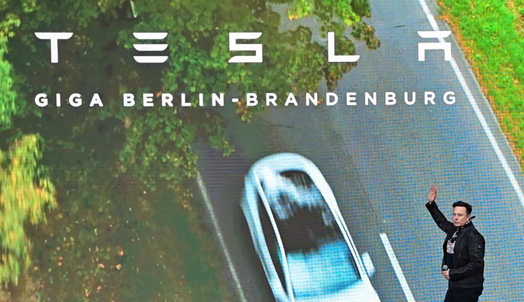Tesla Cybertruck Tesla CEO Elon Musk mocks UAW, slams union over corruption elon-musk_04