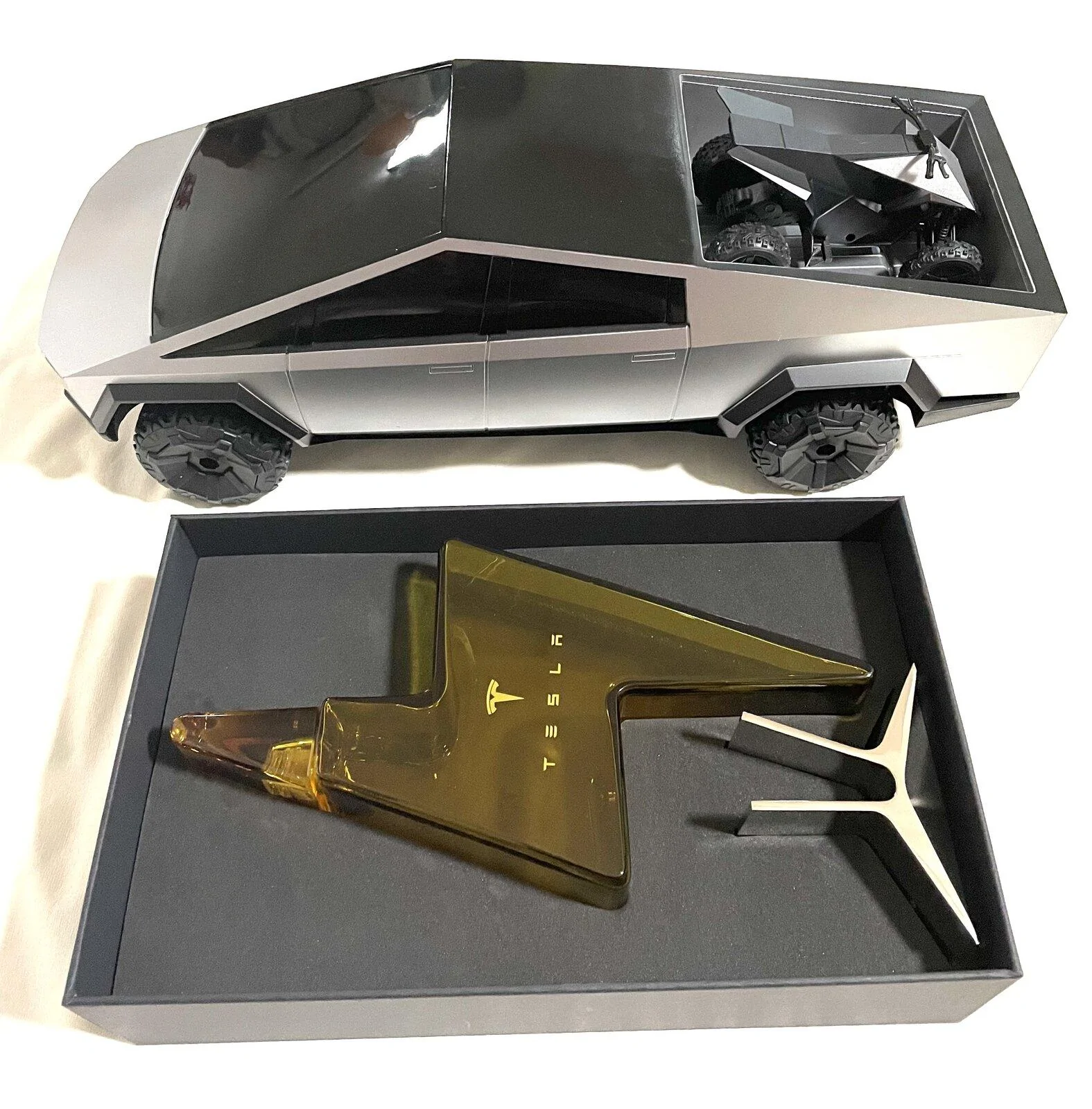 Tesla Cybertruck China Cybertruck owner-Do you think Cypertruck works better with Alpha Dog？ CT-113