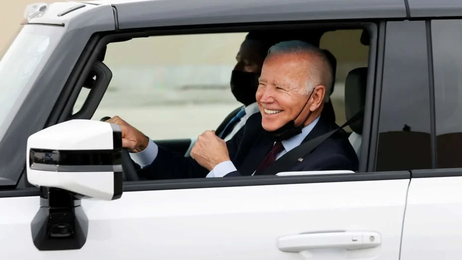 Tesla Cybertruck Biden’s test drive of electric Hummer helped increase reservations, GM says 106977366-1637242533642-zero