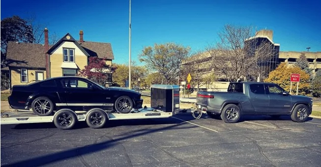 Tesla Cybertruck Rivian R1T’s first real-world towing test shows 62% range loss 1638312947525
