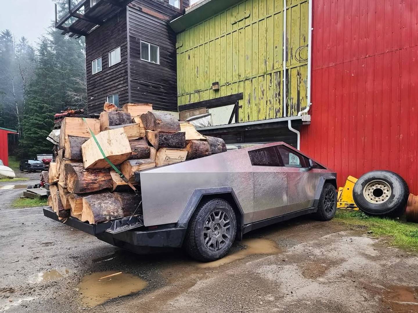 Tesla Cybertruck What Are You Hauling in your Cybertruck? 🦾 👷‍♂️ GomBh55XwAE0DDP