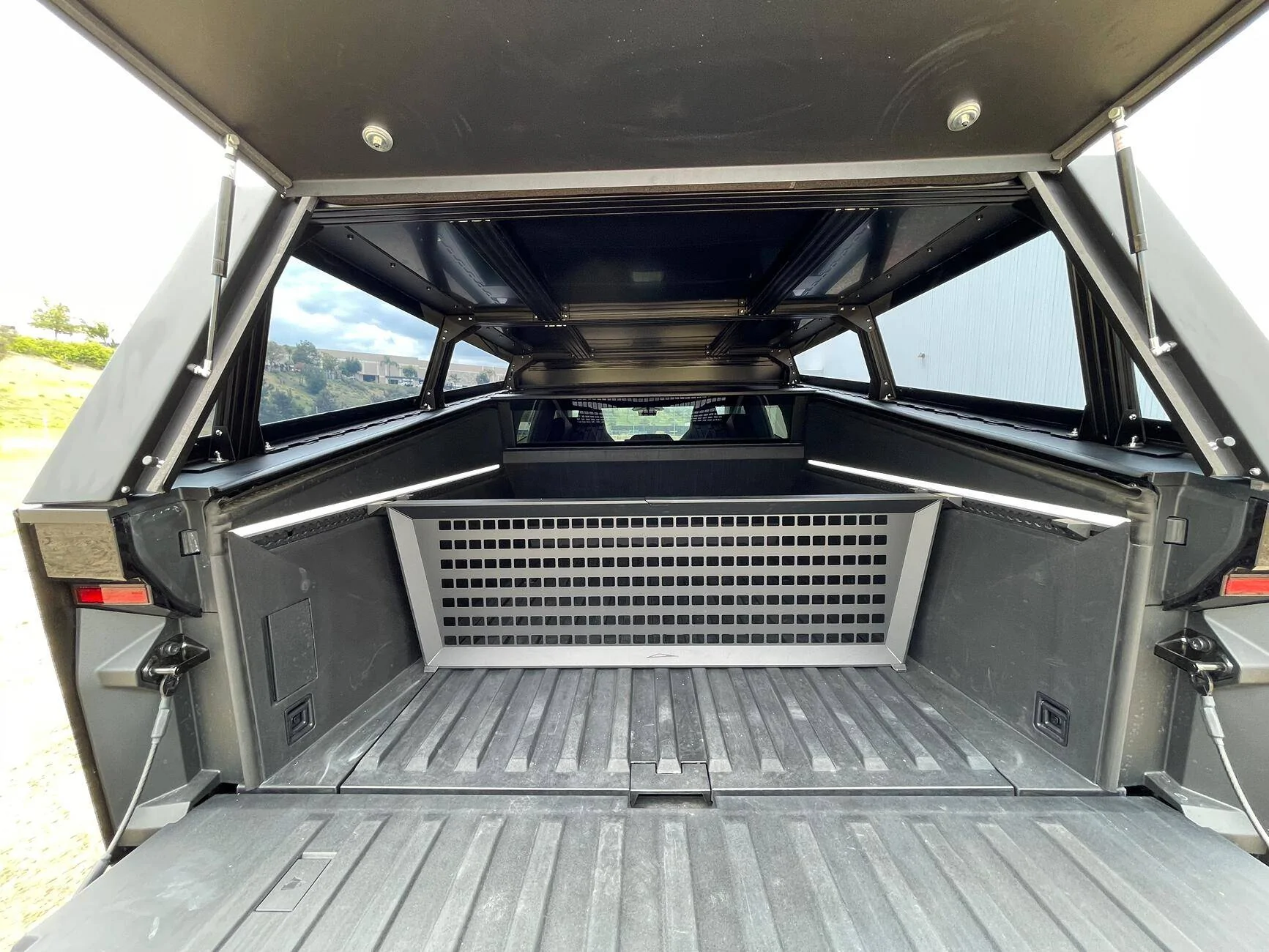 Tesla Cybertruck Bed Rack is 🔥 🔥🔥 tempImageakiFBg