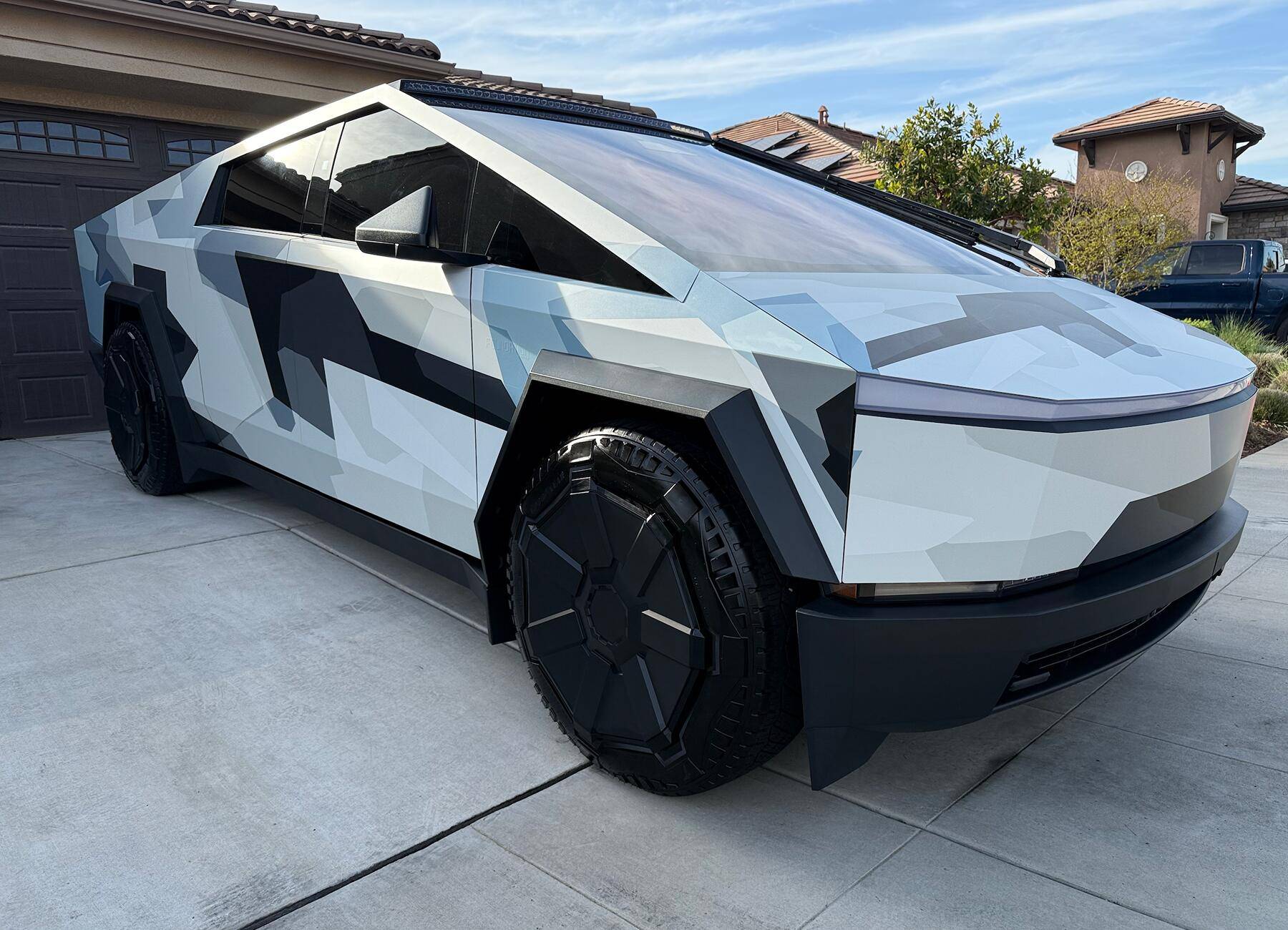 Tesla Cybertruck Cybertruck Wrapped in Carlas Black Forged Carbon PPF. 1744939431328-ca