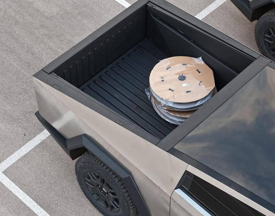 Tesla Cybertruck Long Range RWD Cybertruck Bed & Vault Lighting - First Look zimage9945