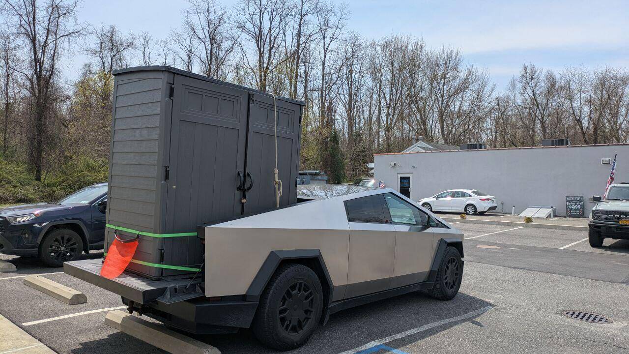 Tesla Cybertruck 🦾 Cybertruck doing truck stuff!  Post your photos! 1745088330467-tq