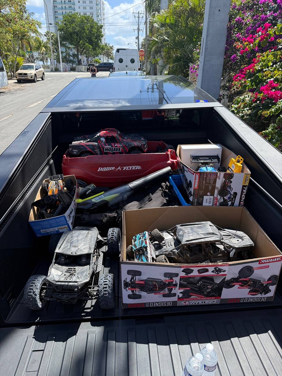 Tesla Cybertruck What did you do TO / WITH your Cybertruck today? 👨🏻‍🔧🧰🚿🛠 IMG_6753