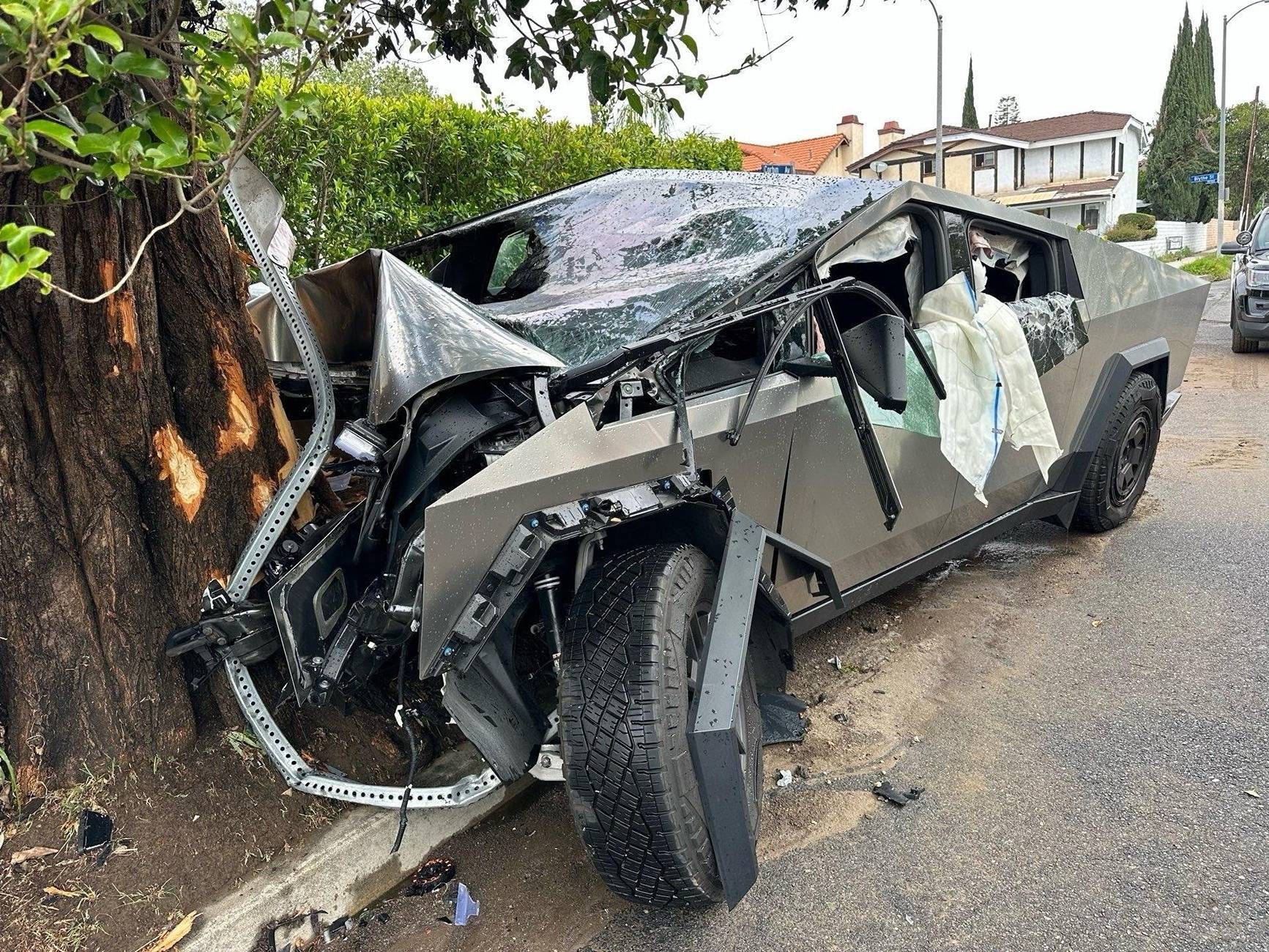 Tesla Cybertruck Son of ex-NBA star and USC basketball commit, placed in coma after crashing Cybertruck GpU1tnrbYAM8xmM