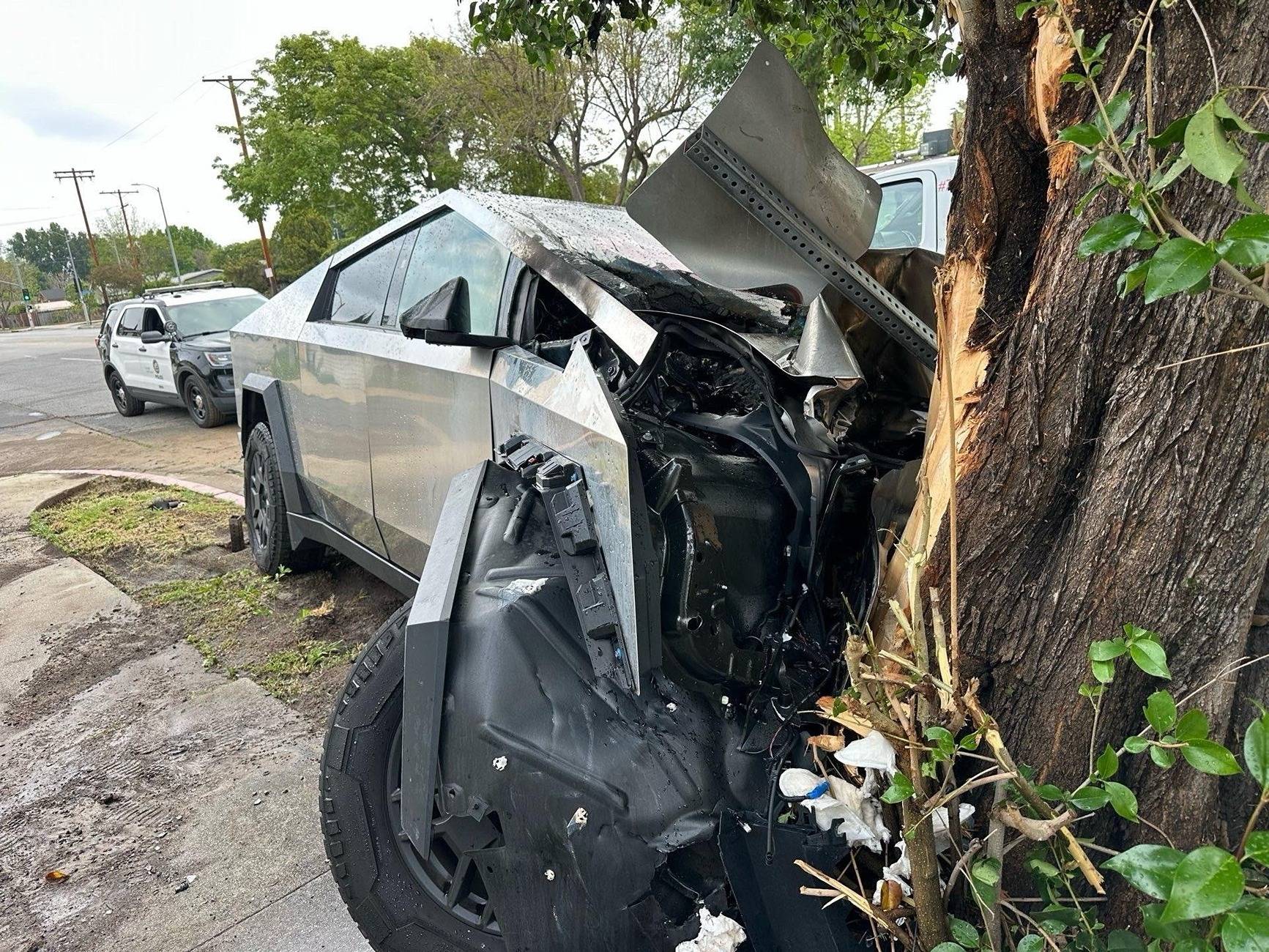 Tesla Cybertruck Son of ex-NBA star and USC basketball commit, placed in coma after crashing Cybertruck GpU1tntbYAIxB66