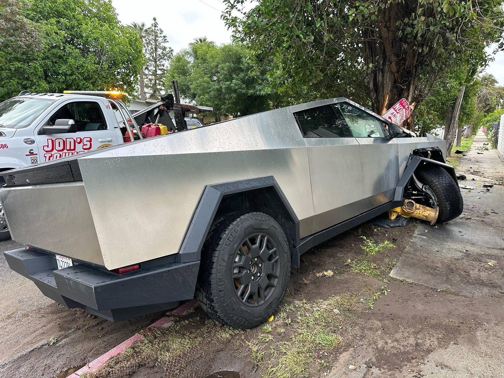 Tesla Cybertruck Son of ex-NBA star and USC basketball commit, placed in coma after crashing Cybertruck GpU1tnrbsAAYF4q
