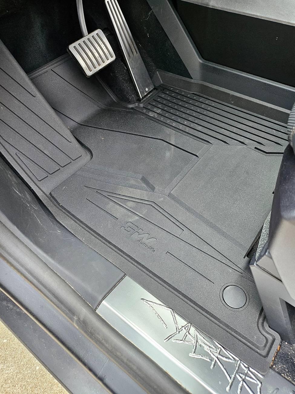 Tesla Cybertruck Ty @3wliners Carmats! 20250419_162052