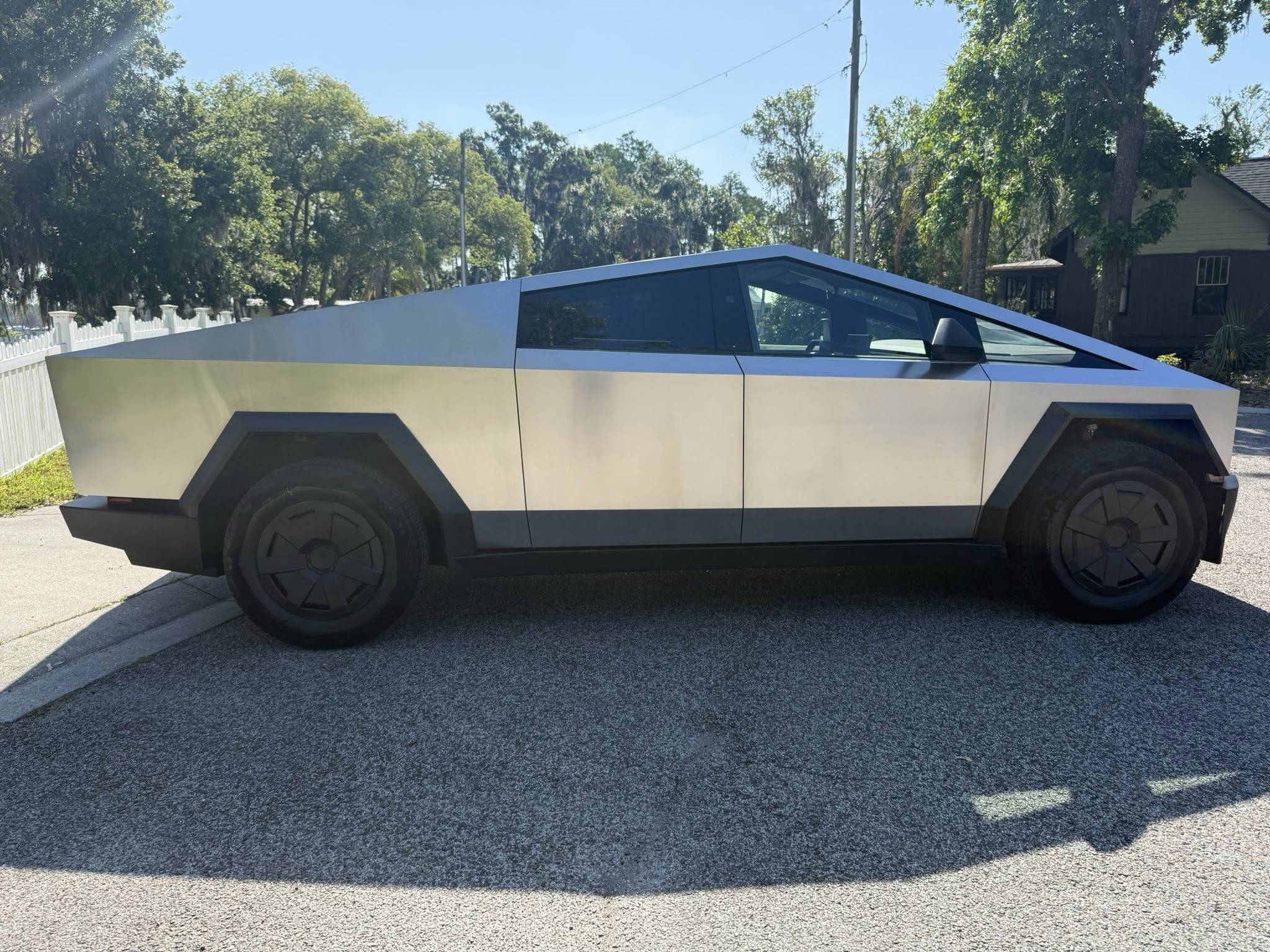 Tesla Cybertruck Barkeepers +windex sLgcmMiKmuSghBwJQ&_nc_zt=23&_nc_ht=scontent-mia3-3