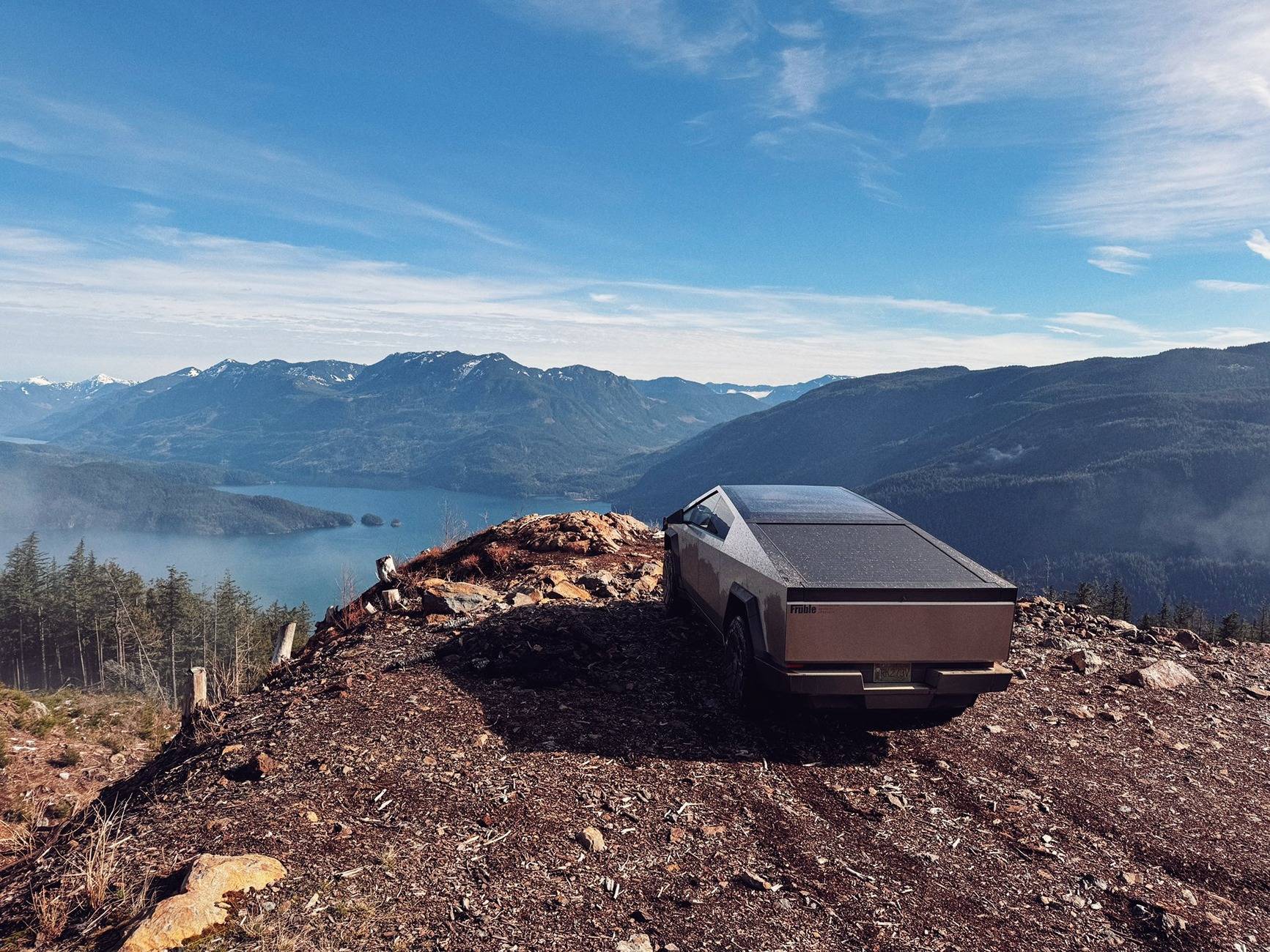Tesla Cybertruck Cybertruck off-roading in British Columbia GqC_8bEaAAAU1jZ