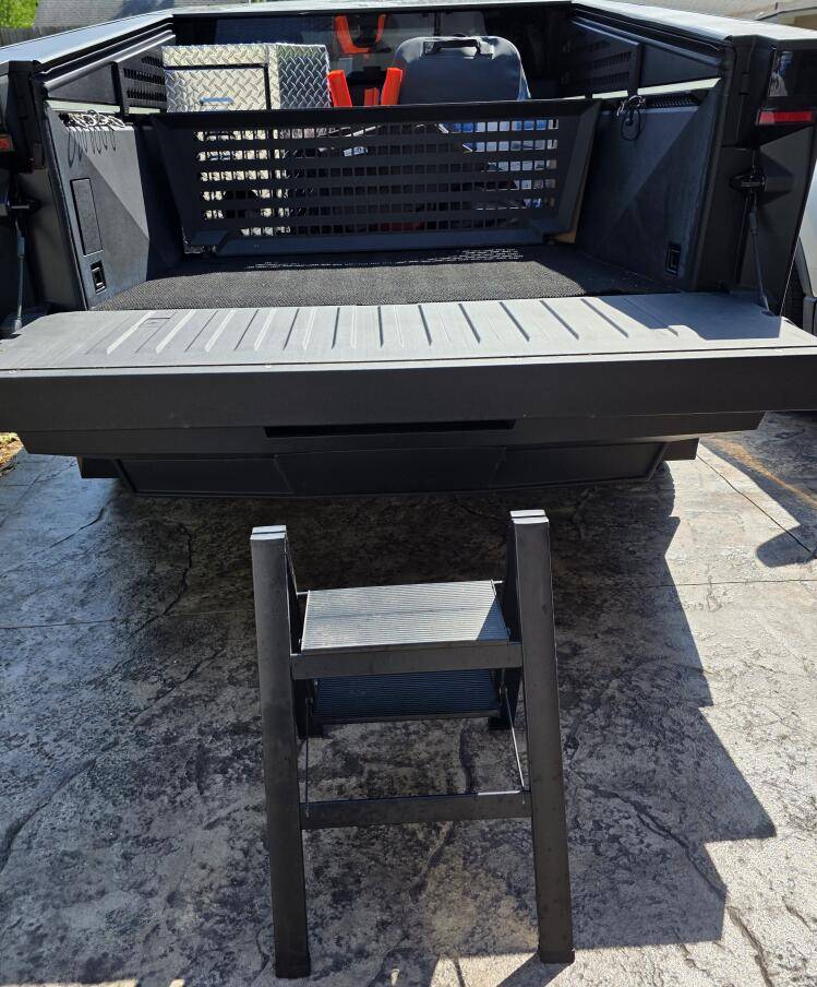 Tesla Cybertruck Bed ladder 1746455855578-c9