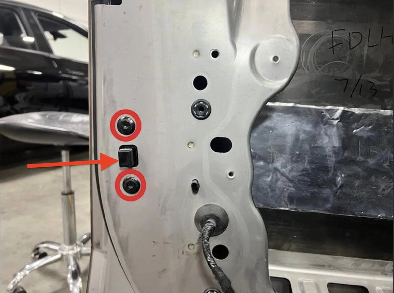 Tesla Cybertruck Creaking/Knocking Sound from Rear Right Side – Any Ideas? 1746482417021-s7