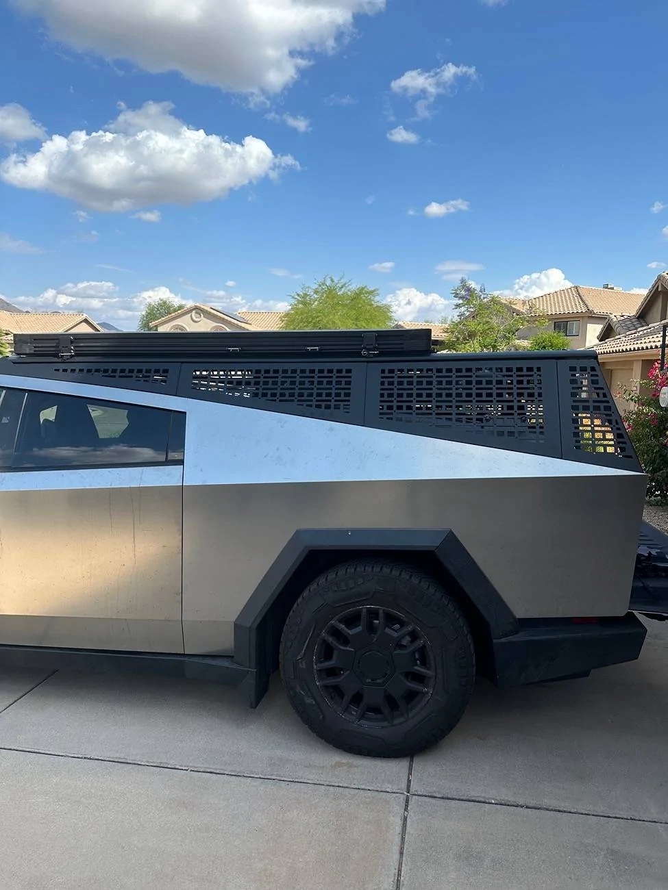 Tesla Cybertruck Mars Basecamp on a URANDER rack? IMG_2866